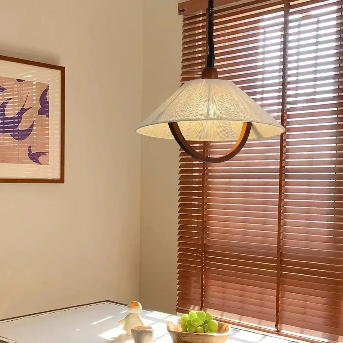 Suspension en tissu avec détail en bois courbé