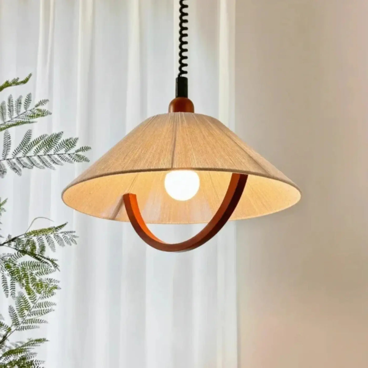 Suspension en tissu avec détail en bois courbé