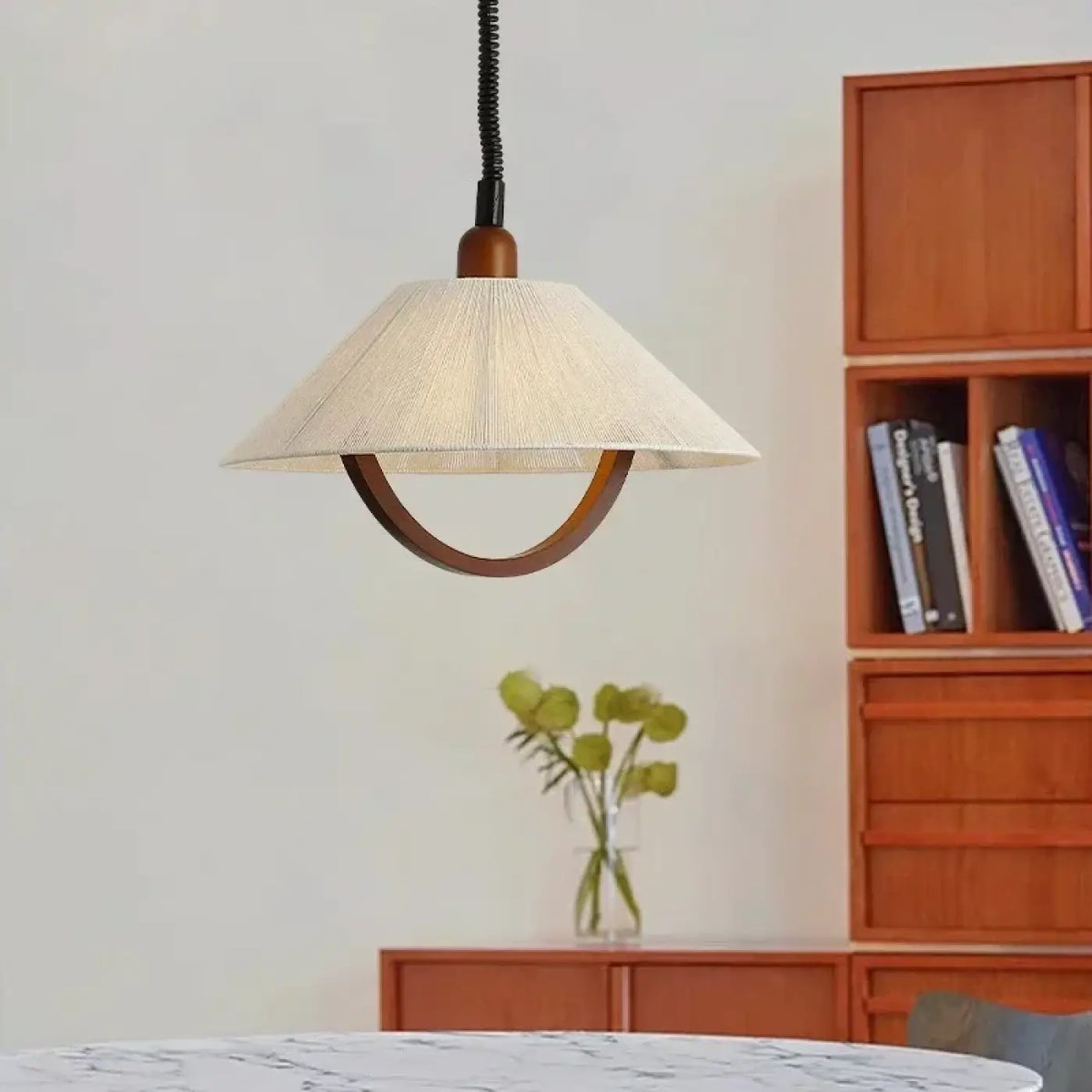 Suspension en tissu avec détail en bois courbé