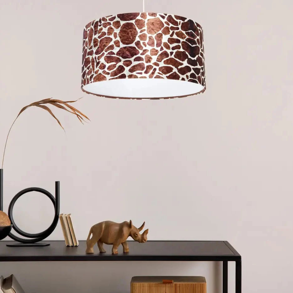 Suspension motif girafe marron et blanc, abat-jour en tissu