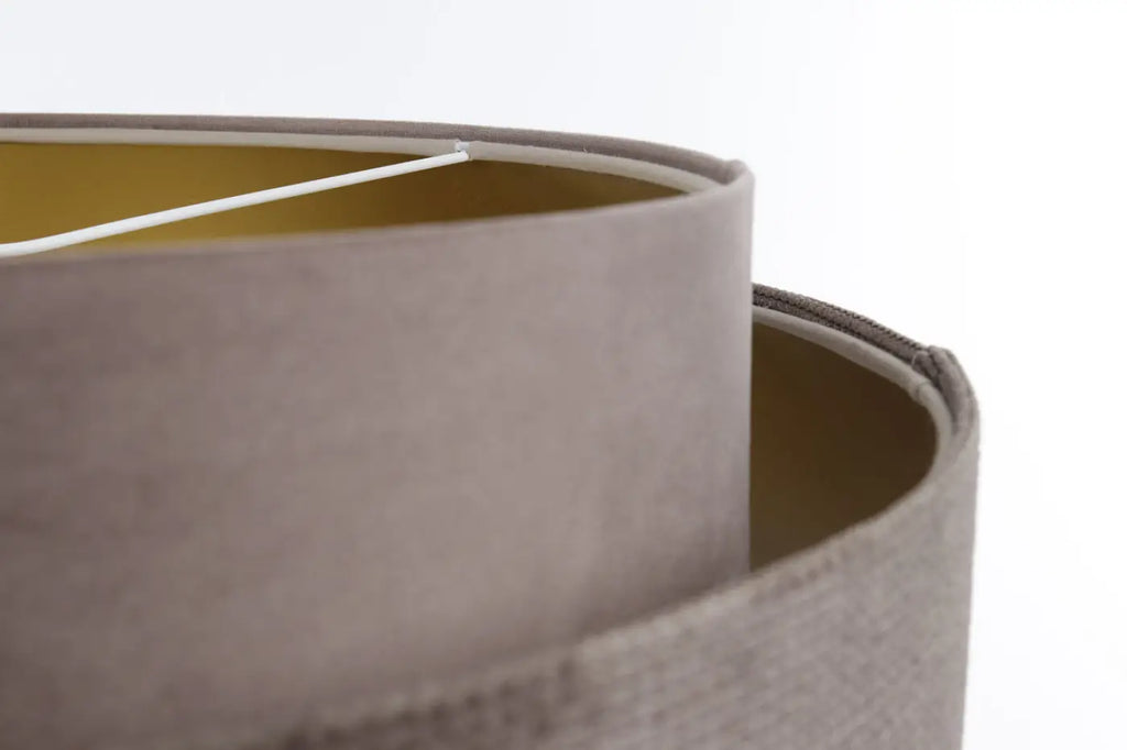 Suspension en tissu moka et doré, chaleureuse et habillée