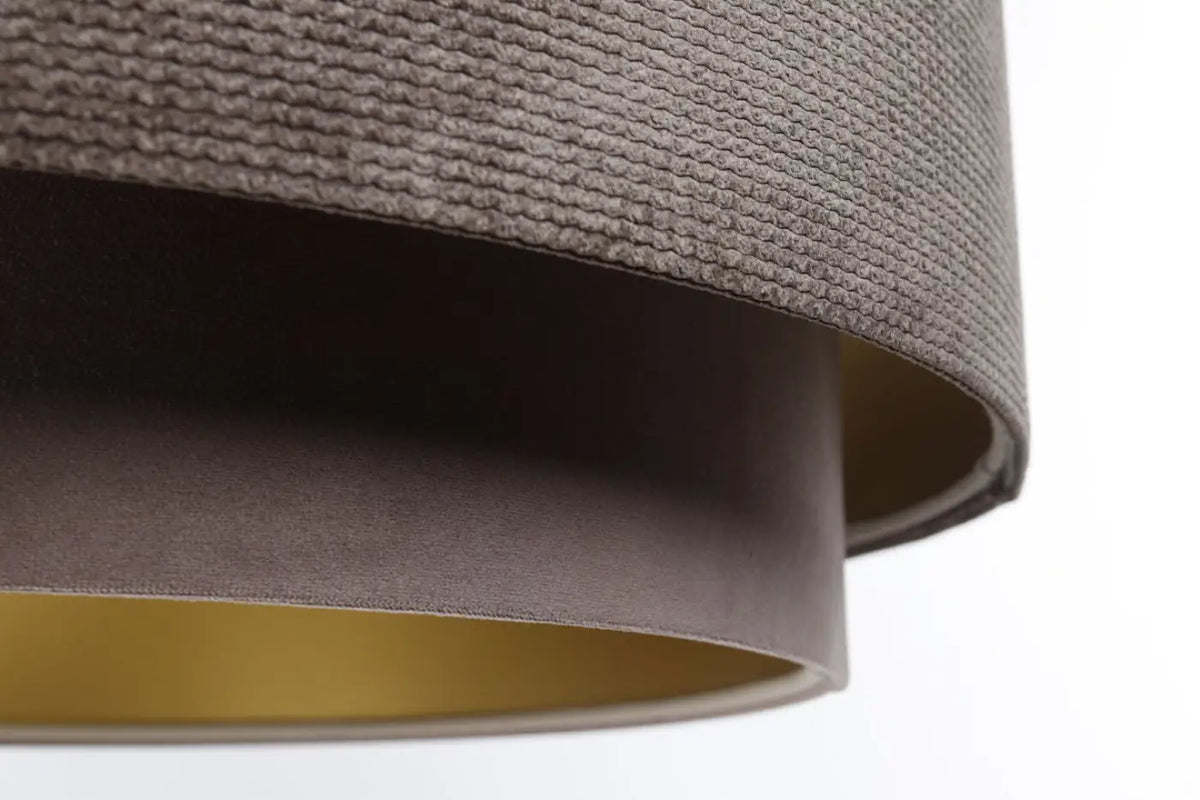 Suspension en tissu moka et doré, chaleureuse et habillée