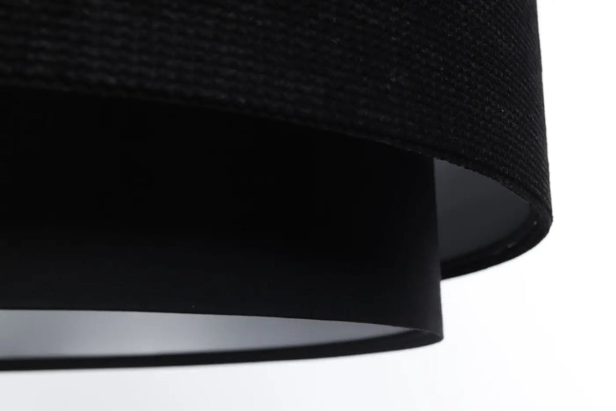 Suspension en tissu noir et argent, un contraste net au plafond