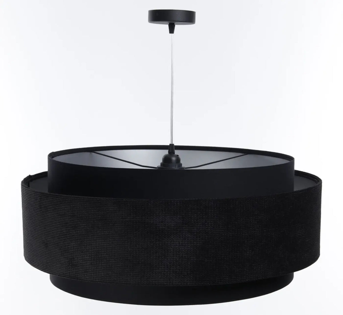 Suspension en tissu noir et argent, un contraste net au plafond