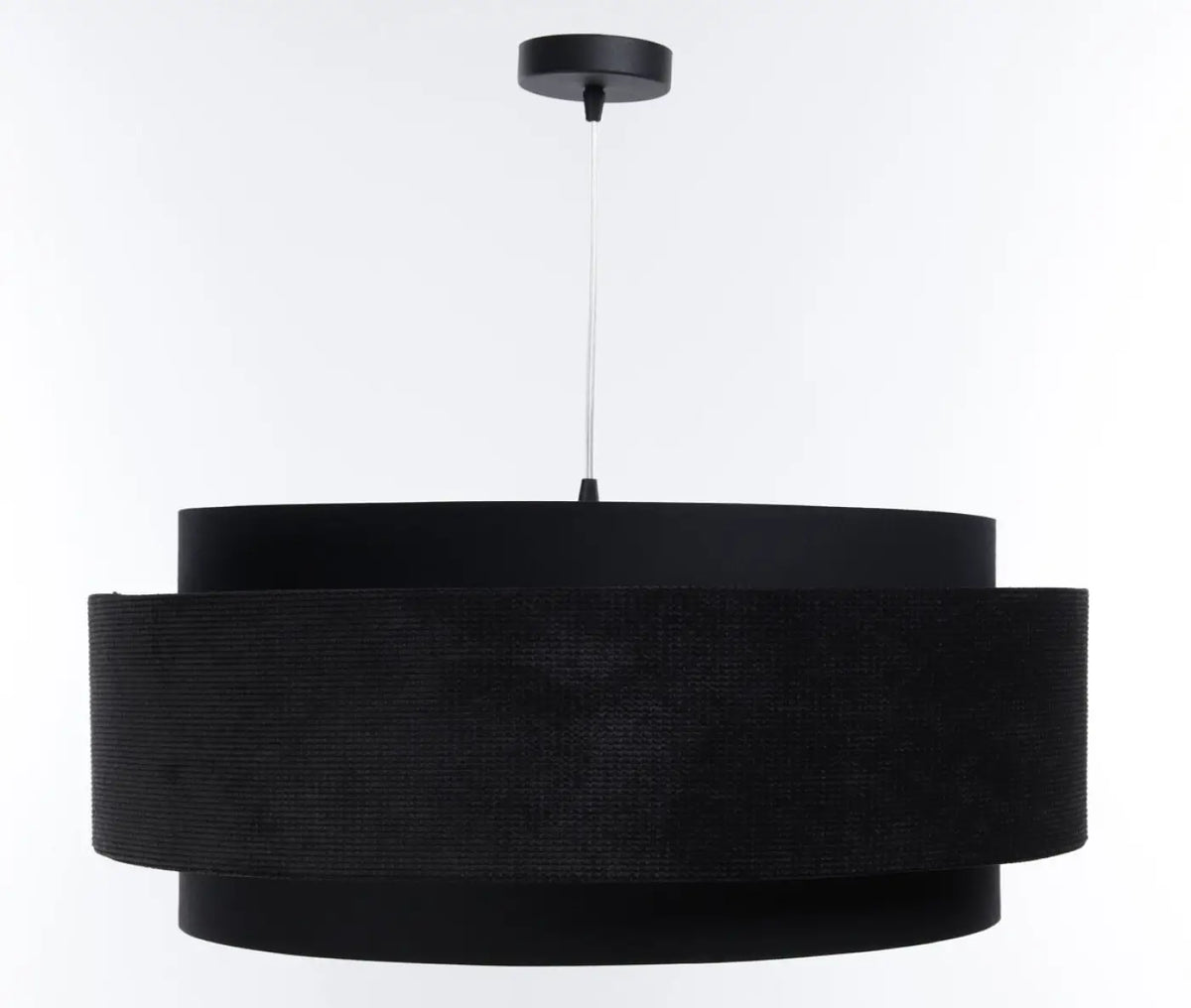 Suspension en tissu noir et argent, un contraste net au plafond