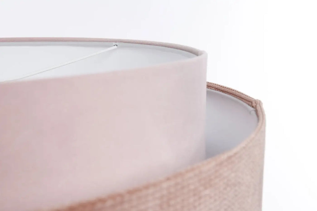 Suspension en tissu rose pâle et blanc, lumière tamisée