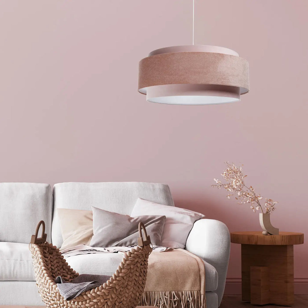 Suspension en tissu rose pâle et blanc, lumière tamisée
