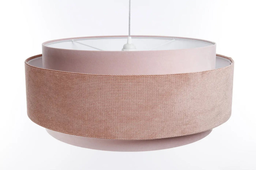 Suspension en tissu rose pâle et blanc, lumière tamisée