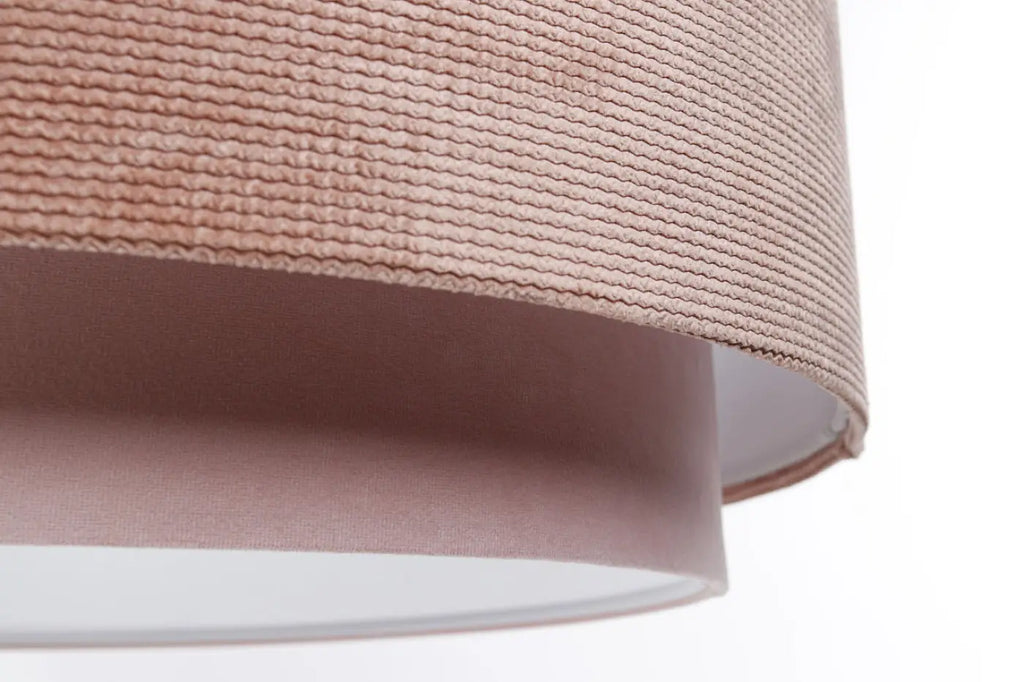 Suspension en tissu rose pâle et blanc, lumière tamisée