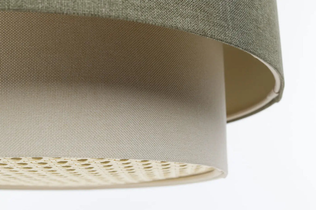 Suspension en tissu vert gris, crème et écru, lumière tamisée