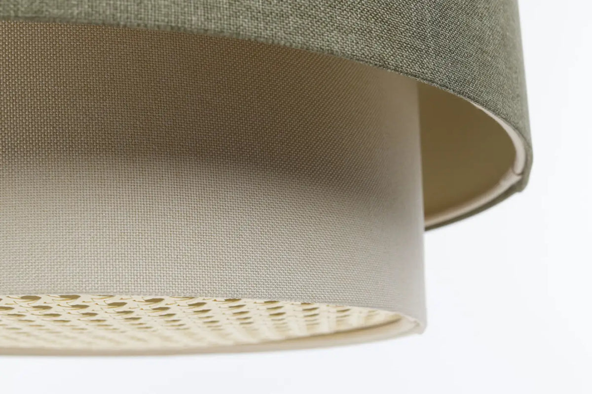 Suspension en tissu vert gris, crème et écru, lumière tamisée