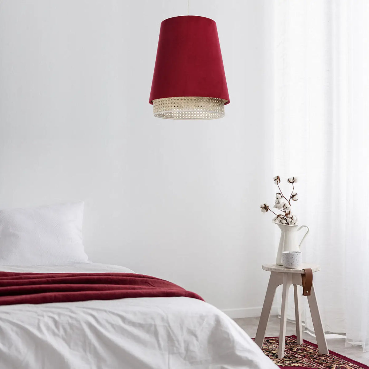 Suspension rouge moderne, abat-jour en rotin et tissu