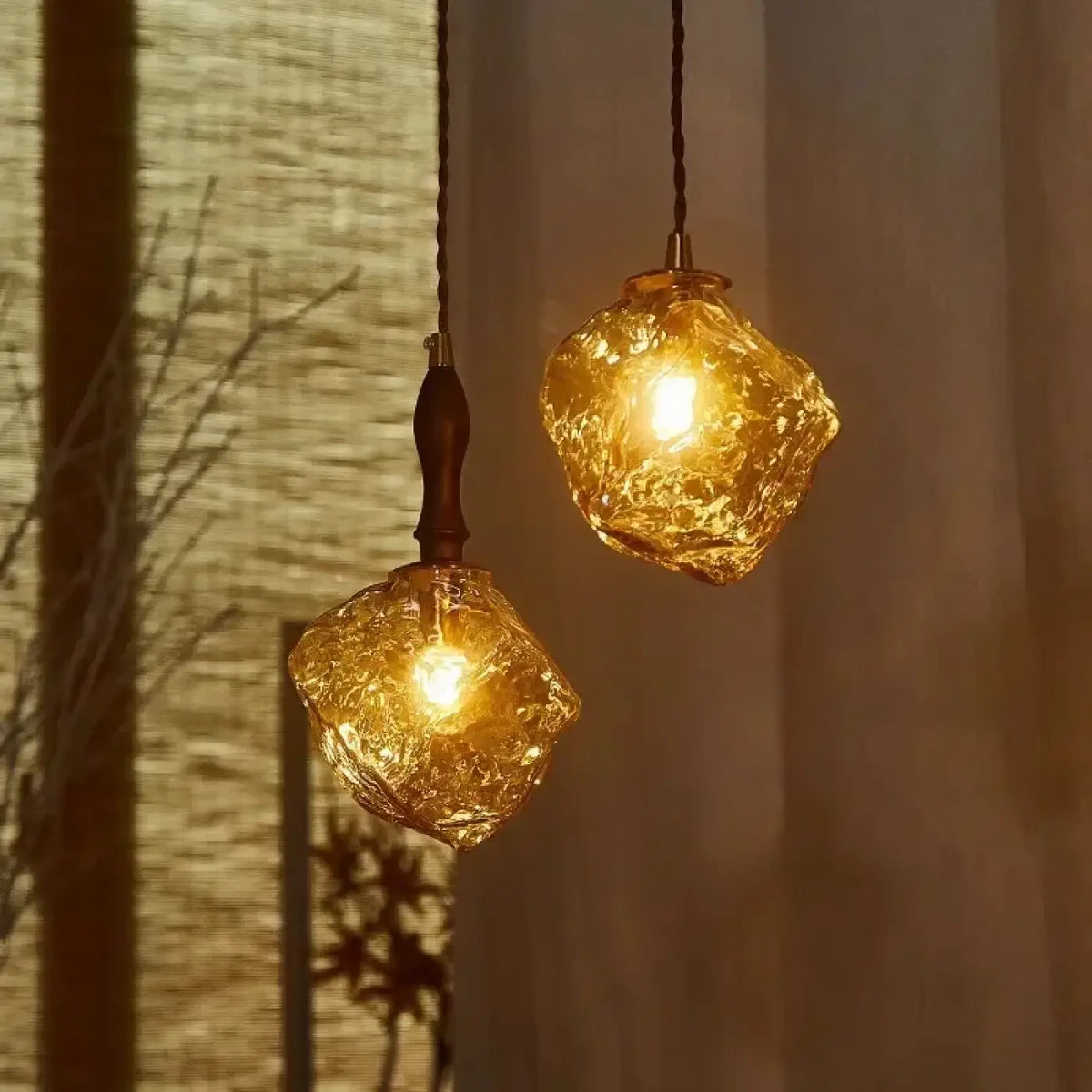 Suspension en verre texturé ambré ou gris fumé, détail bois
