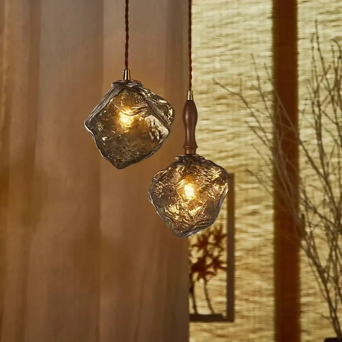 Suspension en verre texturé ambré ou gris fumé, détail bois