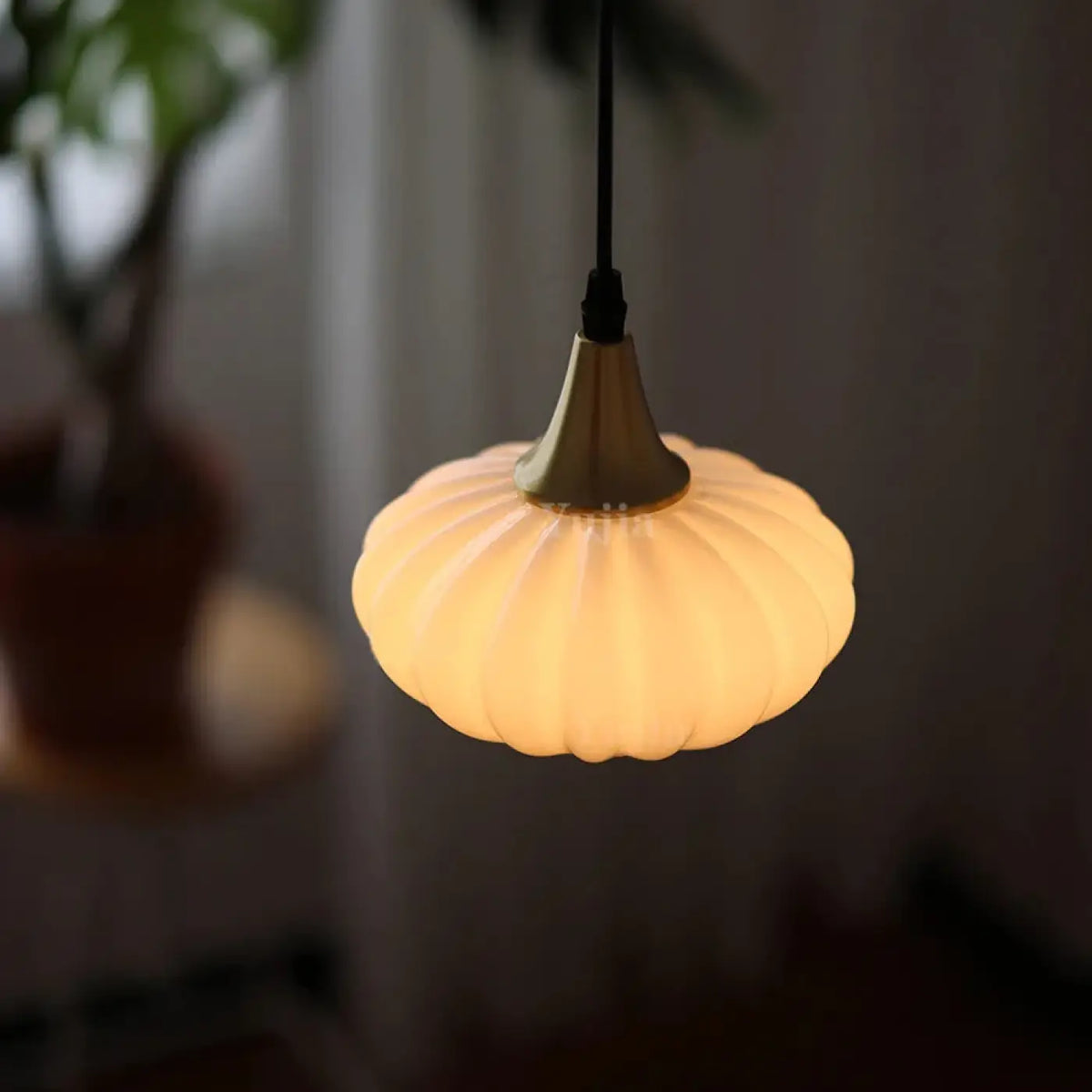 Suspension en verre opalin blanc à détails dorés, deux modèles