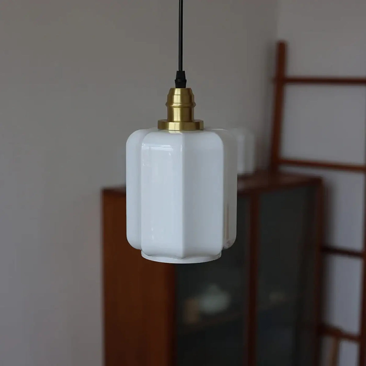 Suspension en verre opalin blanc à détails dorés, deux modèles