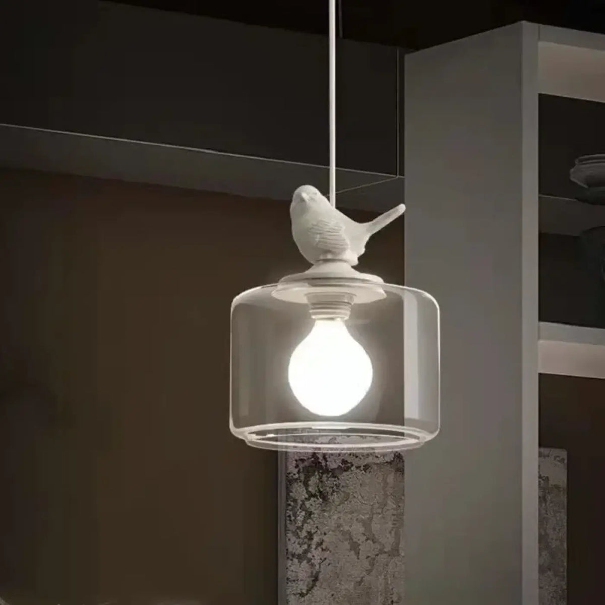 Suspension en verre gravée d'un oiseau blanc