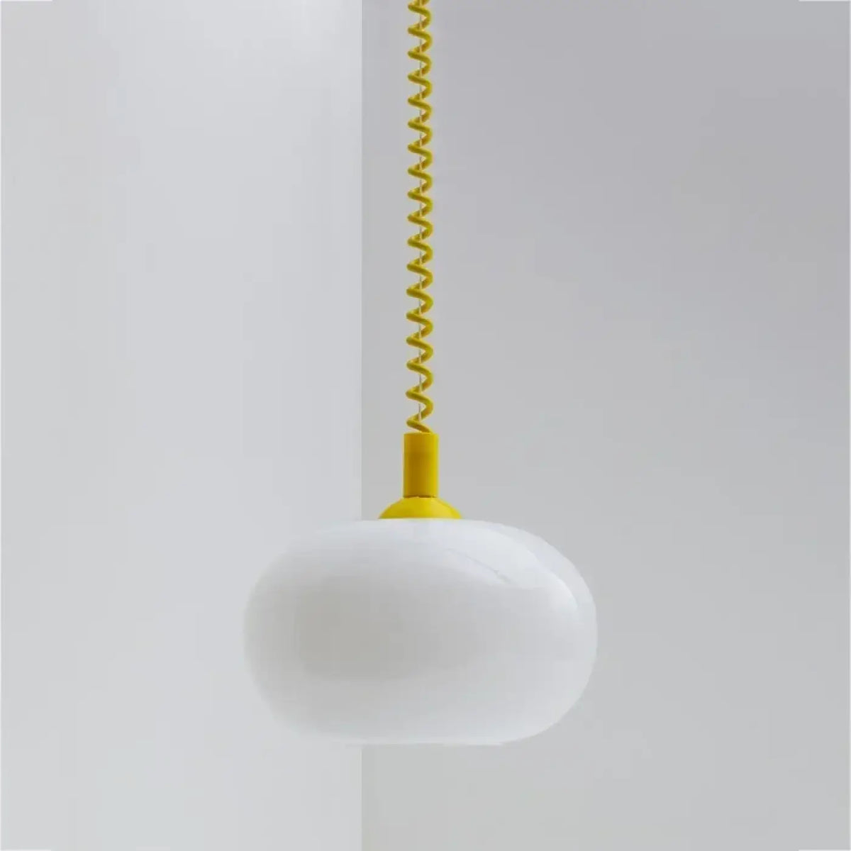 Suspension globe en verre opalin et câble spirale