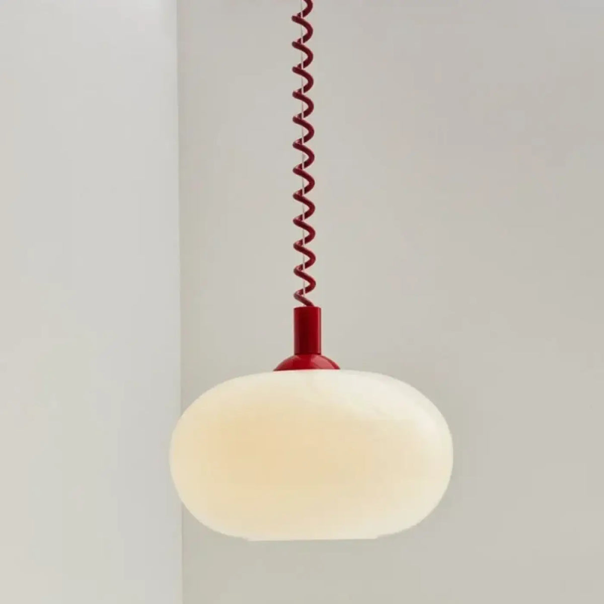 Suspension globe en verre opalin et câble spirale, rouge