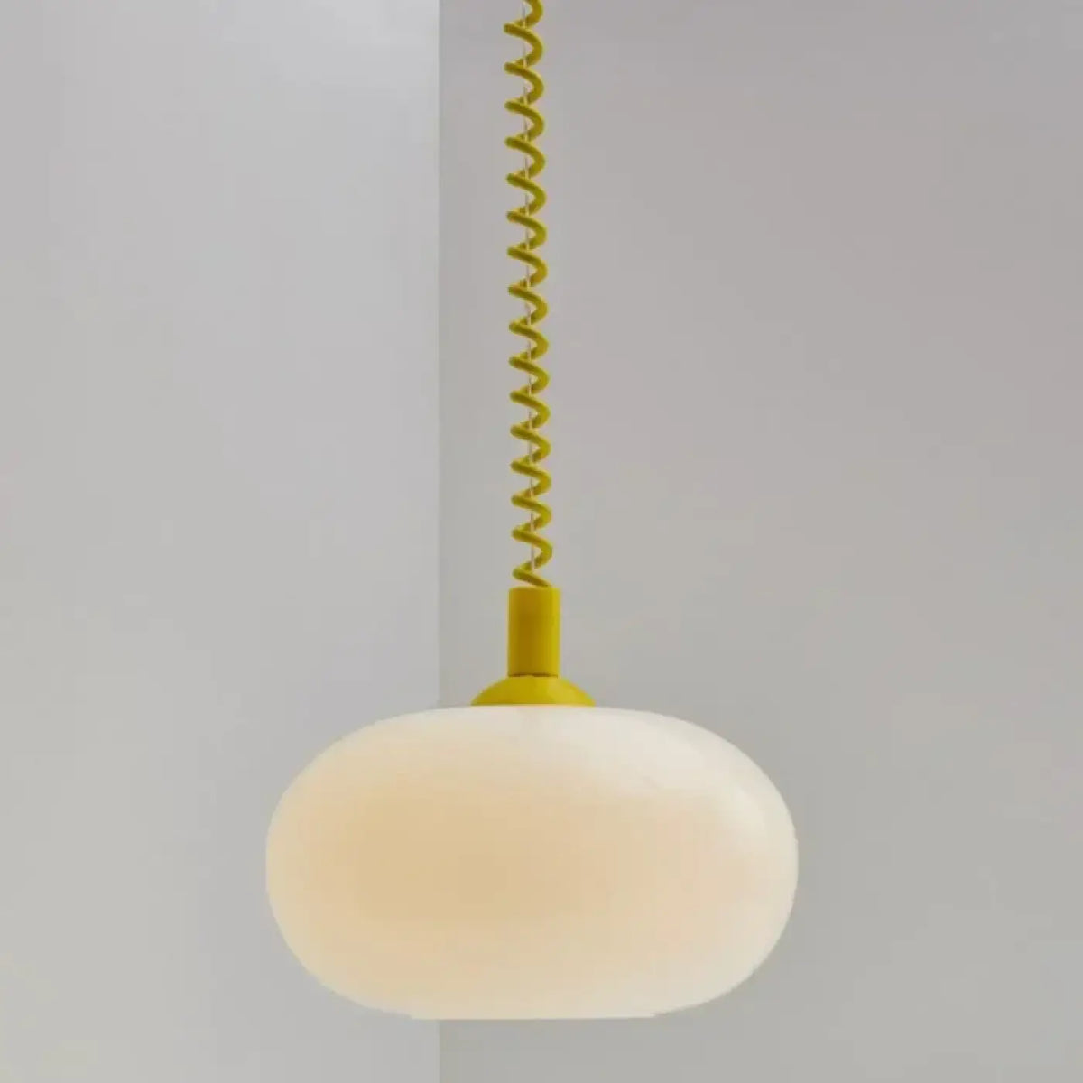 Suspension globe en verre opalin et câble spirale, jaune