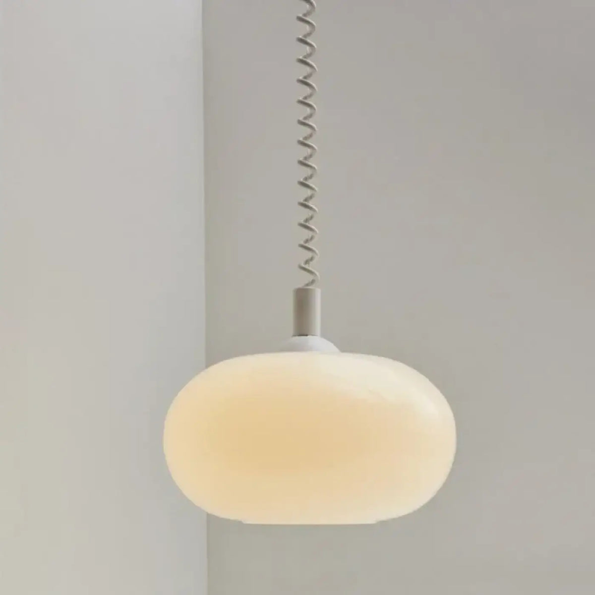 Suspension globe en verre opalin et câble spirale
