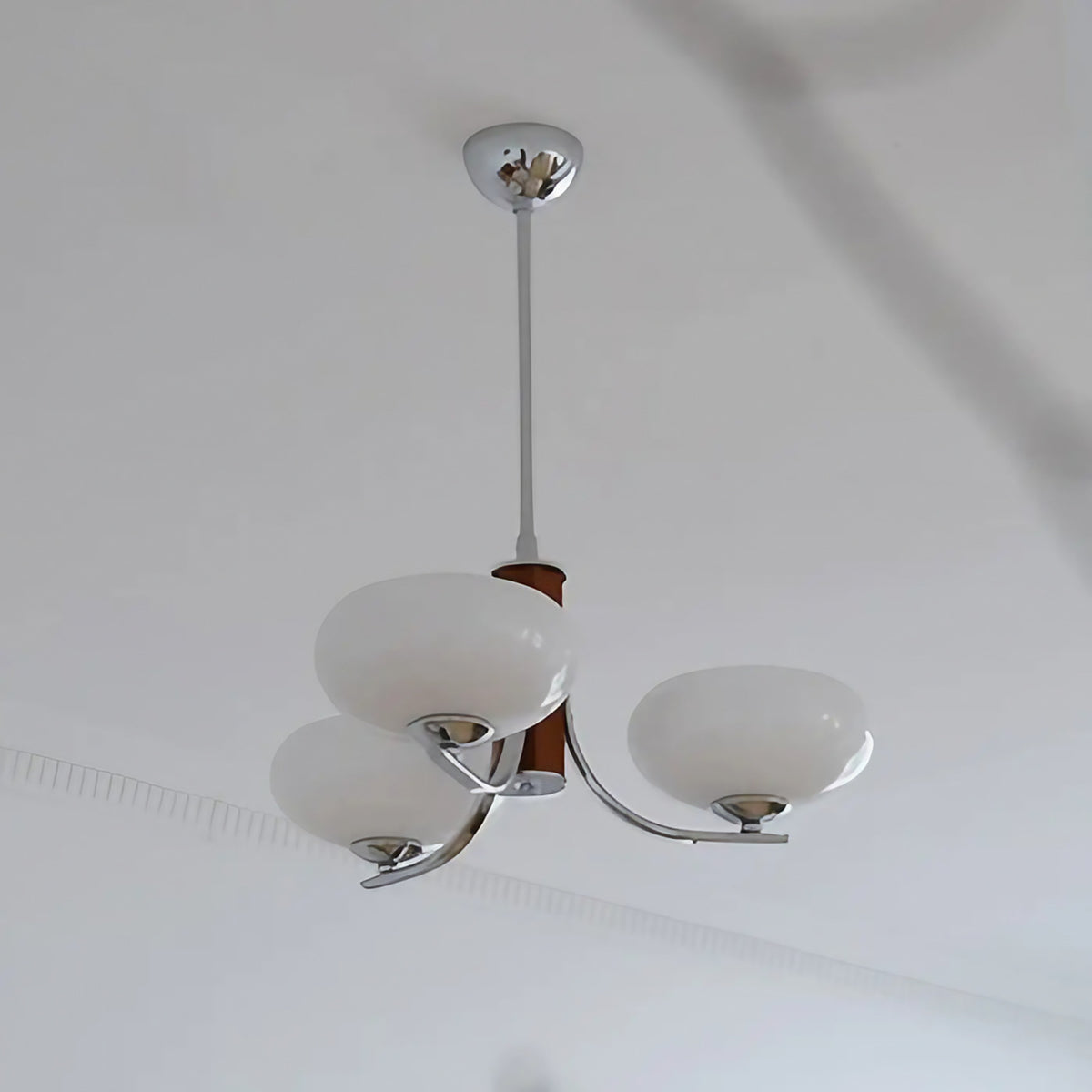 Suspension en verre opalin sur support chromé, tailles S et M, blanc
