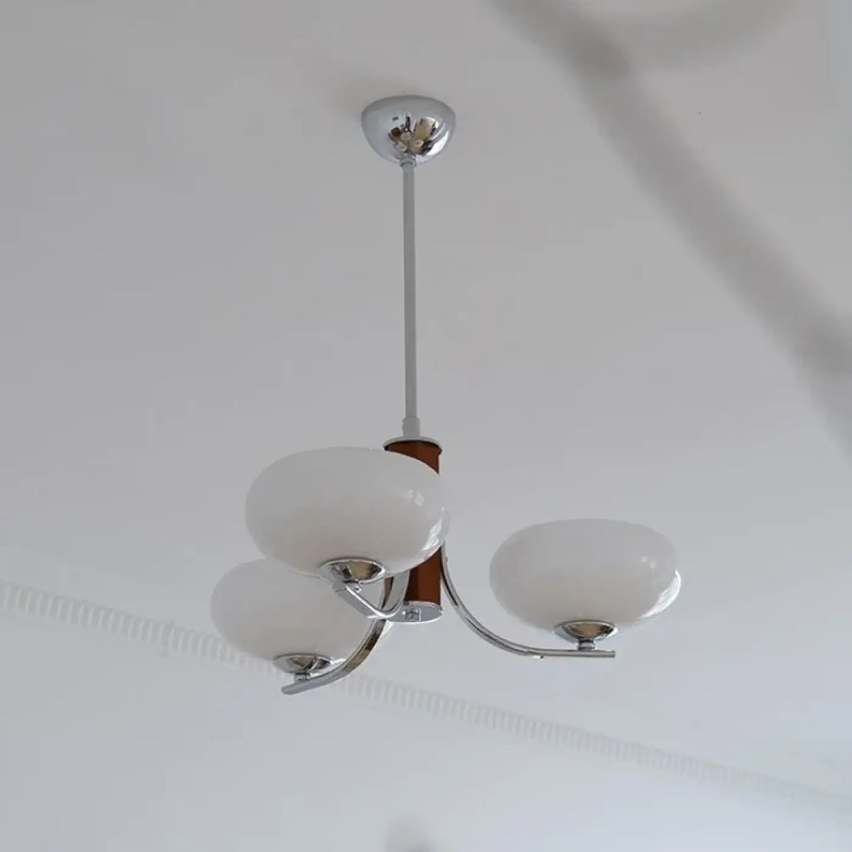 Suspension en verre opalin sur support chromé, tailles S et M, blanc
