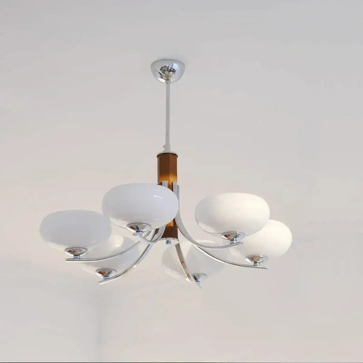 Suspension en verre opalin sur support chromé, tailles S et M, blanc