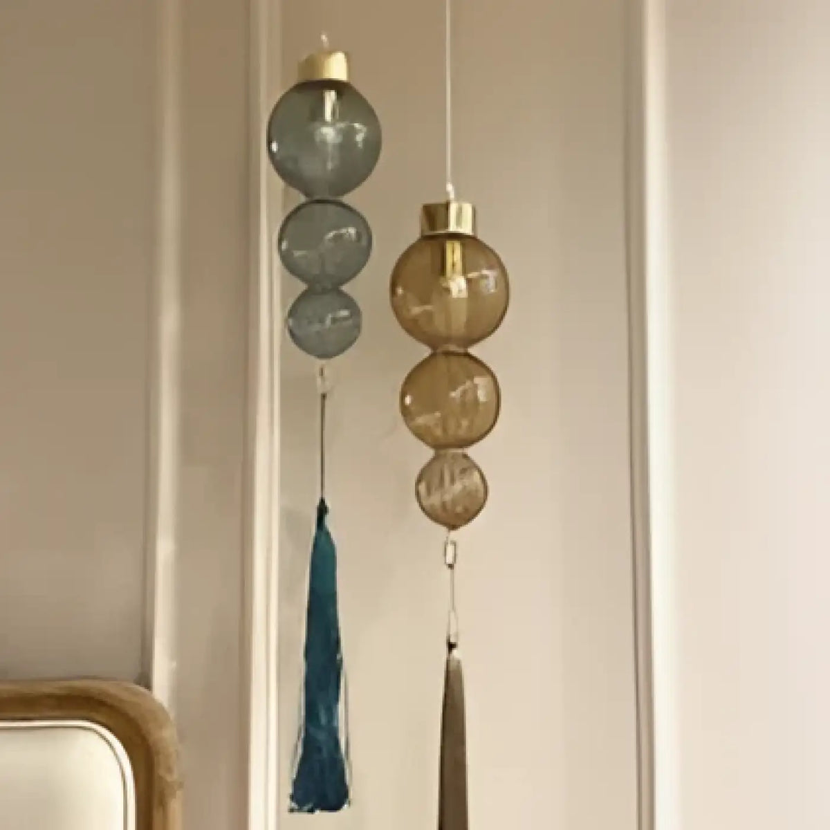 Suspension en verre teinté d'inspiration asiatique, trois coloris
