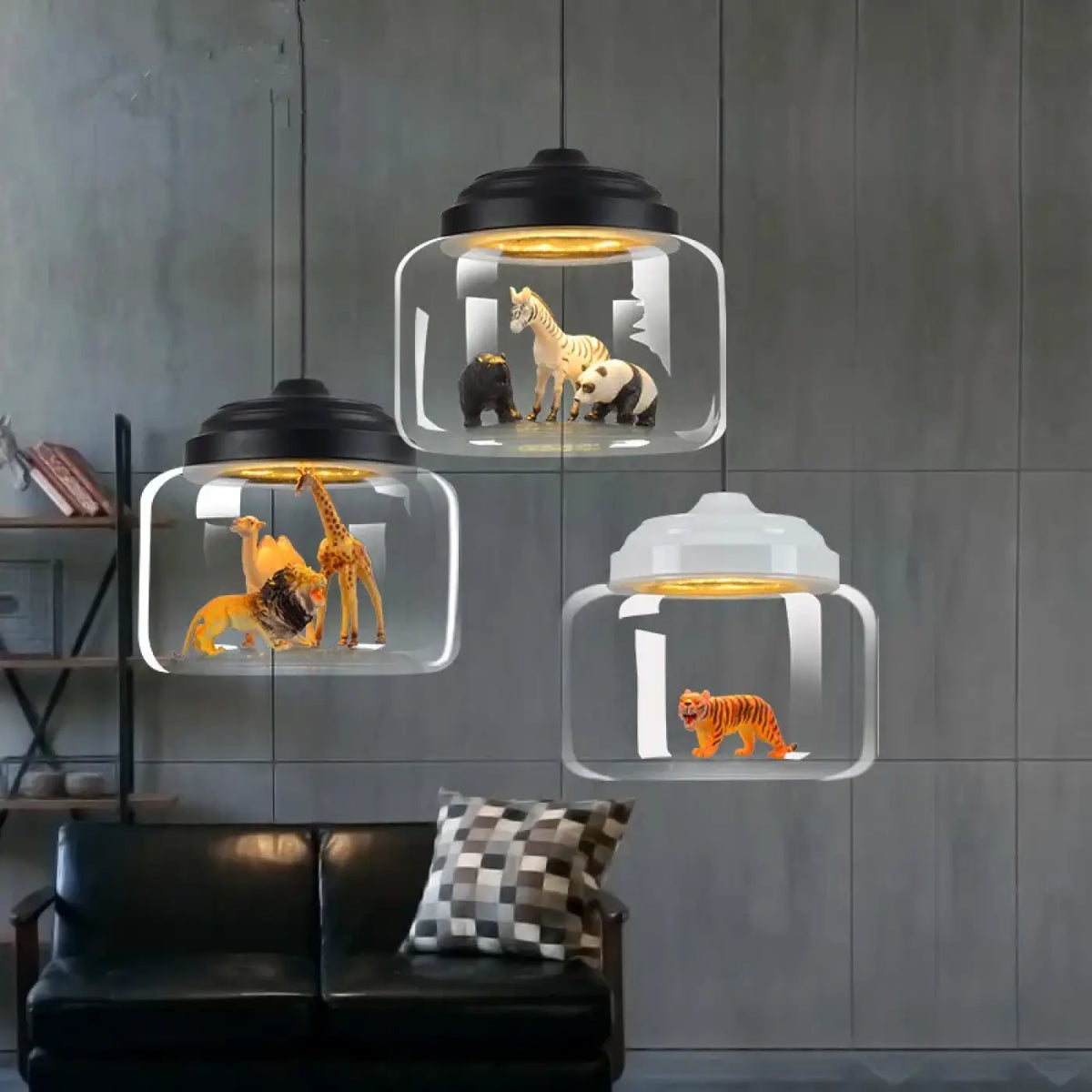 Suspension cloche en verre transparent avec animaux sauvages
