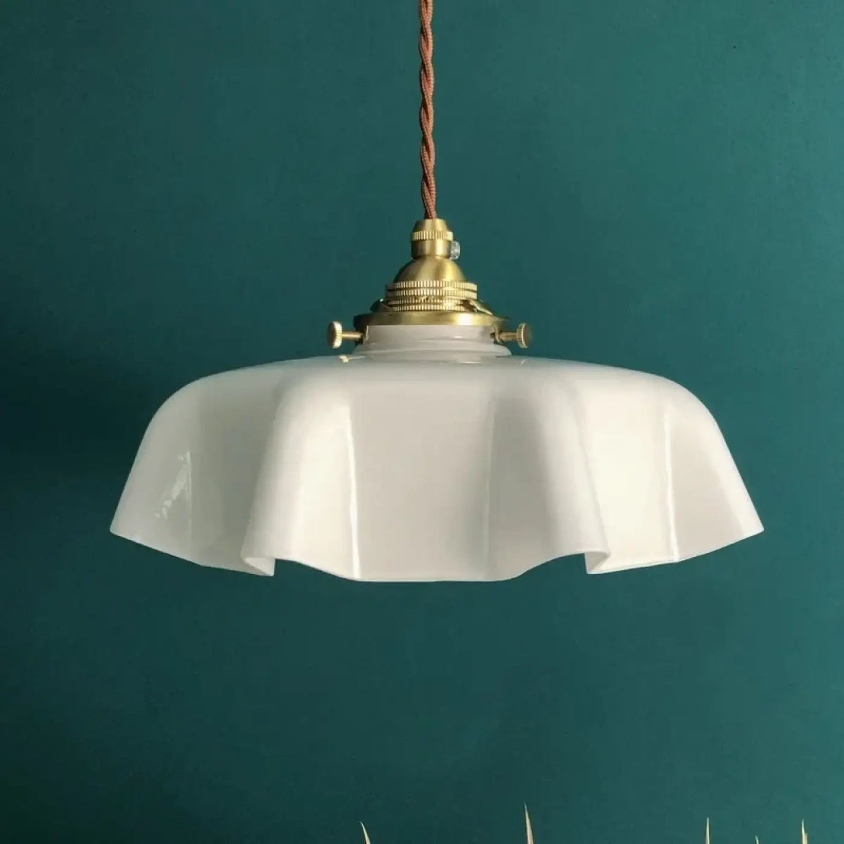 Suspension vintage à finition laiton, quatre coloris, blanc