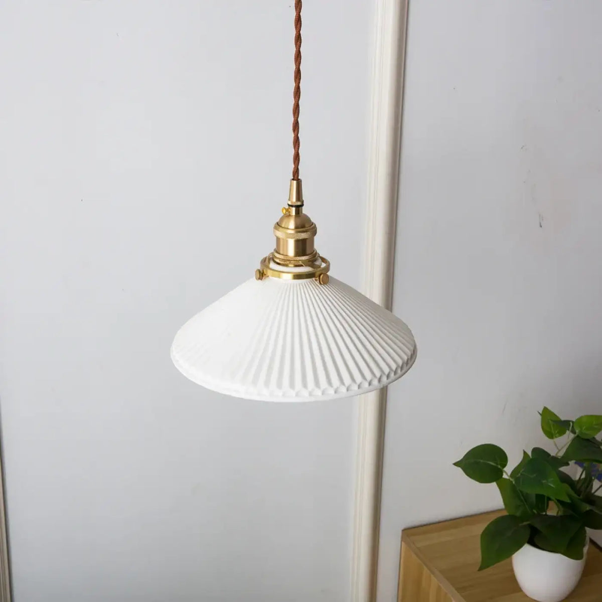 Suspension vintage en céramique blanche et laiton