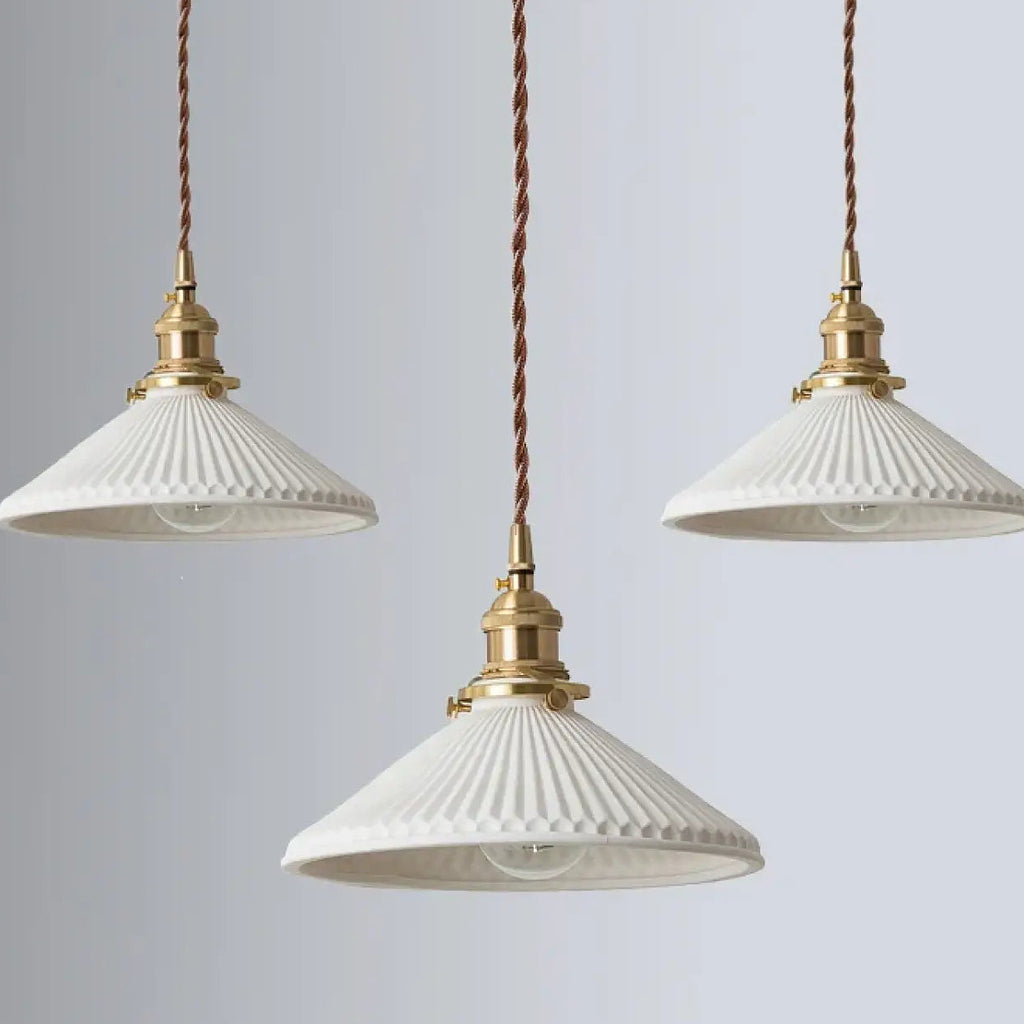 Suspension vintage en céramique blanche et laiton