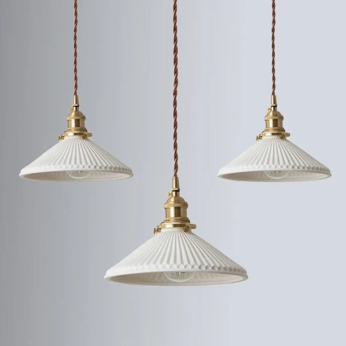 Suspension vintage en céramique blanche et laiton