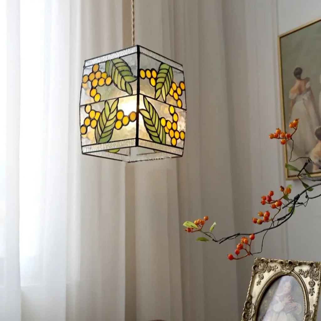 Suspension vitrail art déco à motifs inspirés de la nature