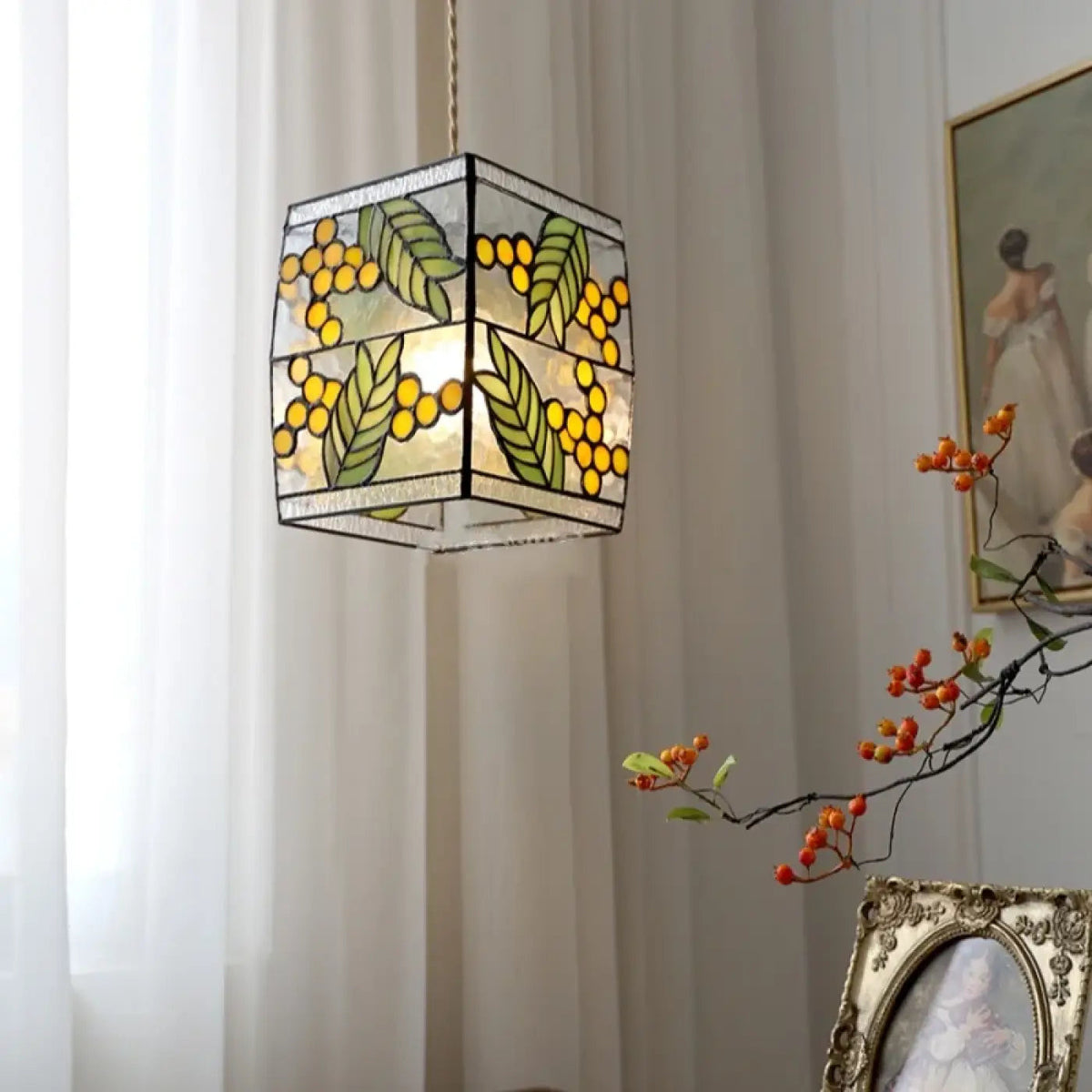 Suspension vitrail art déco à motifs inspirés de la nature