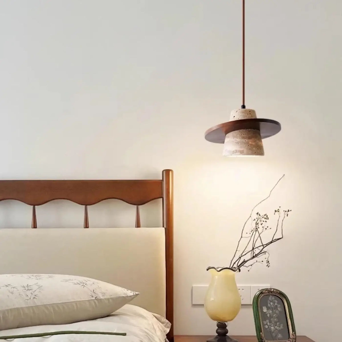 Suspension en pierre beige et bois foncé pour la chambre