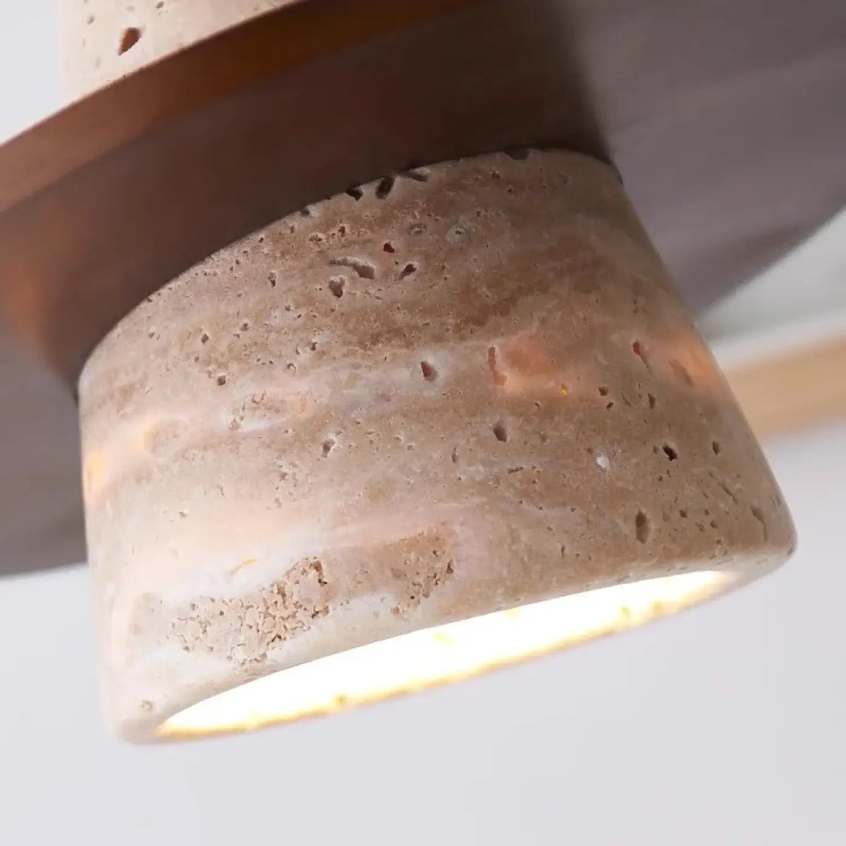 Suspension en pierre beige et bois foncé pour la chambre