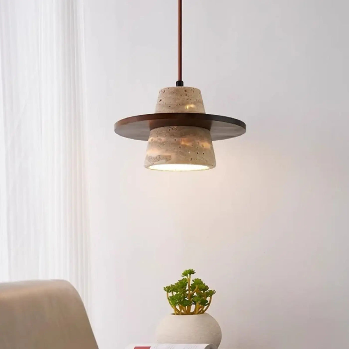 Suspension en pierre beige et bois foncé pour la chambre