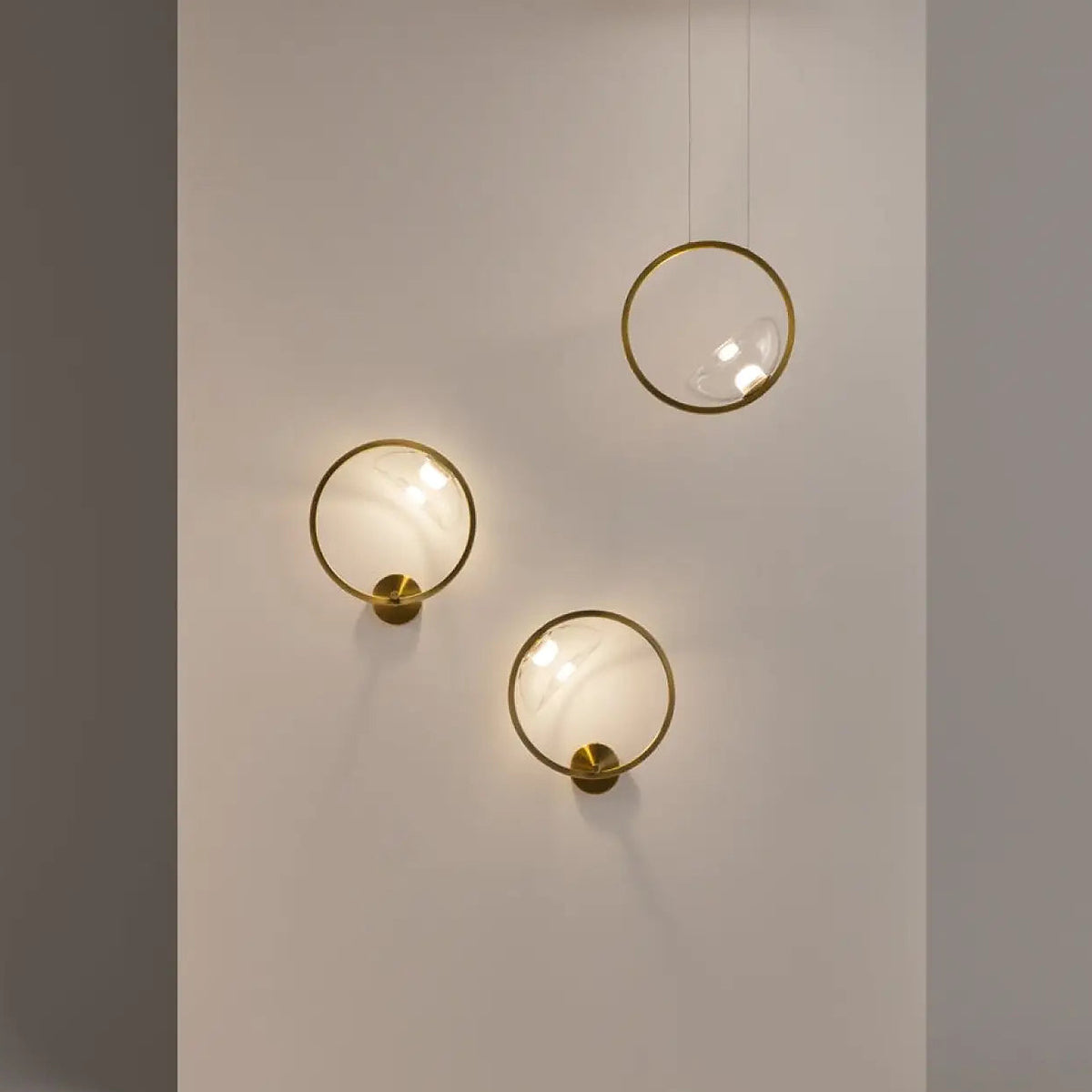 Suspension LED disque doré et globe en verre, effet éclipse
