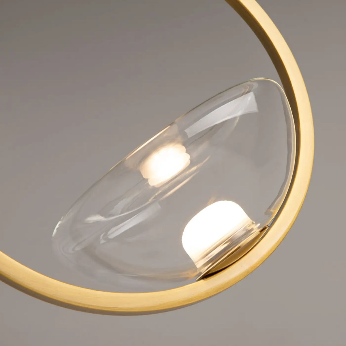 Suspension LED disque doré et globe en verre, effet éclipse