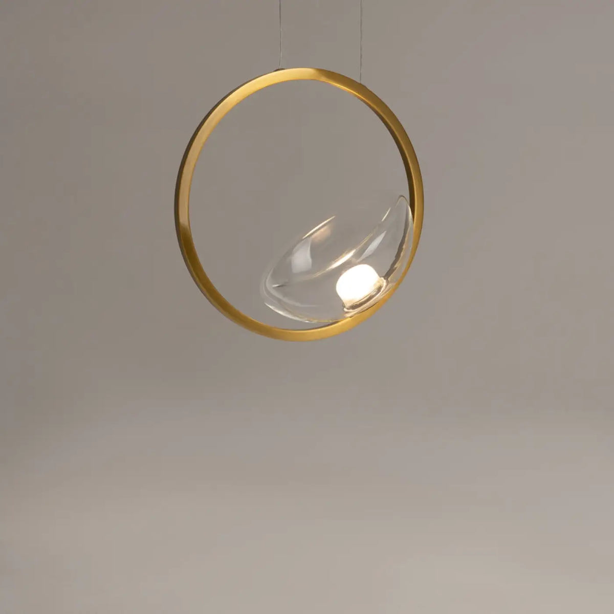 Suspension LED disque doré et globe en verre, effet éclipse