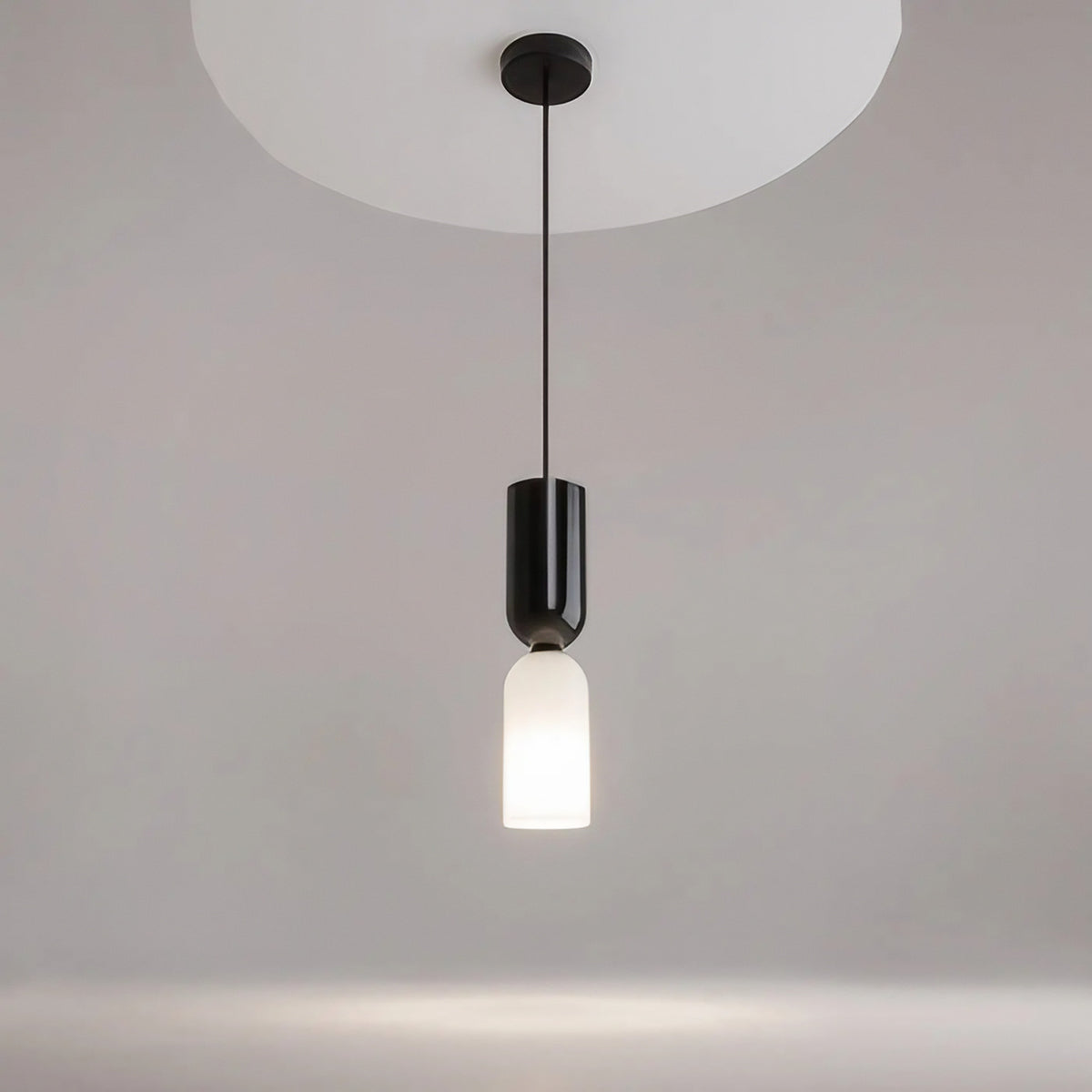 Petite suspension tube en verre et acier, culot E14, noir