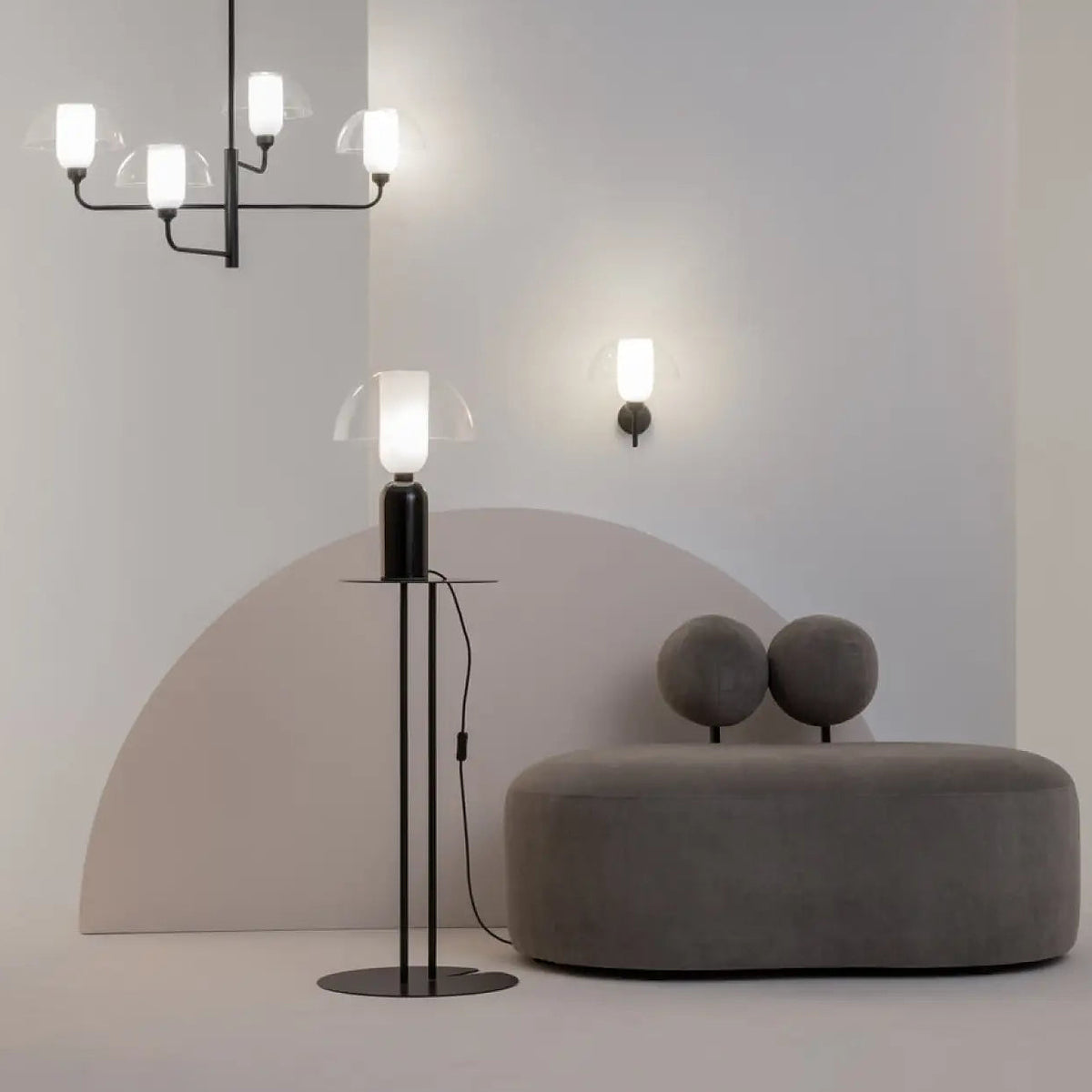 Lustre à branches en acier noir et globes de verre blanc, 90 cm