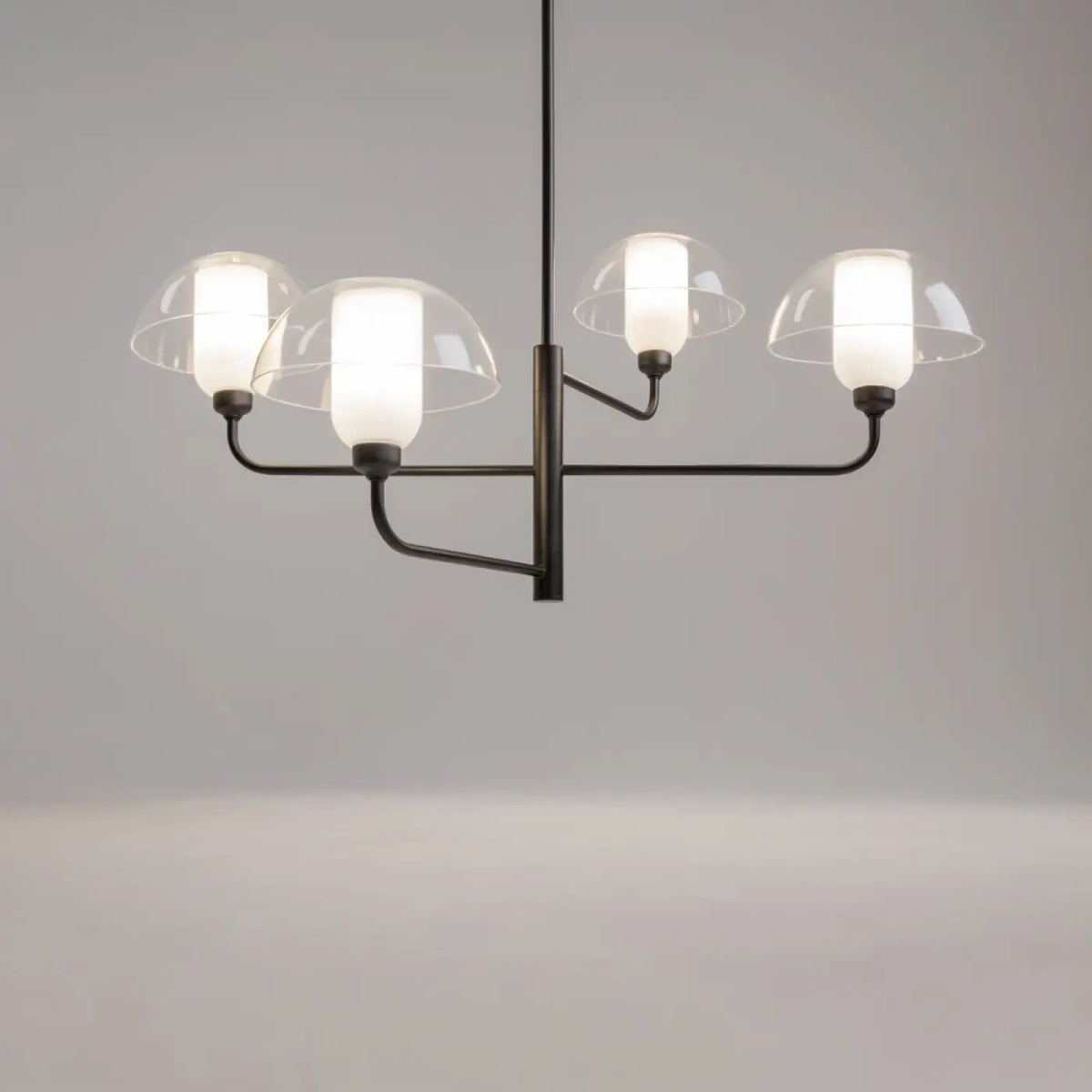 Lustre à branches en acier noir et globes de verre blanc, 90 cm
