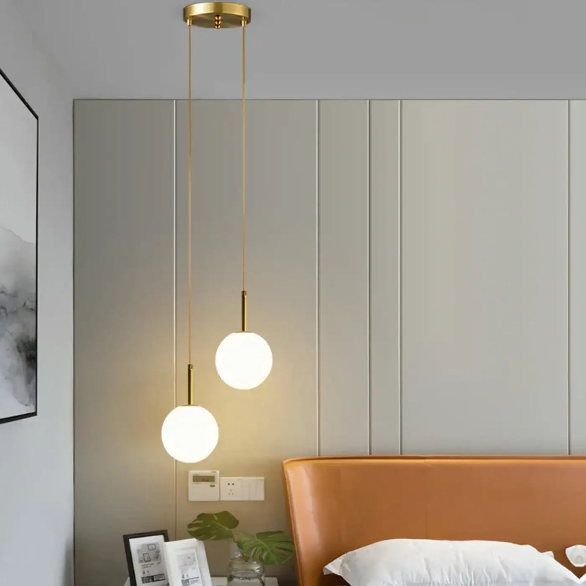 Suspension deux globes en opaline sur métal doré, tailles S et M