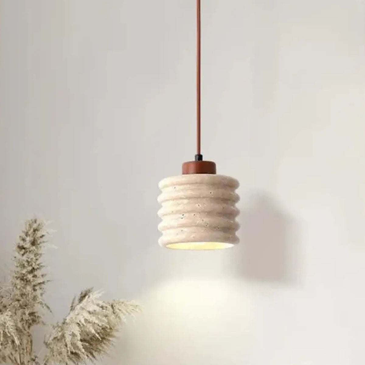Suspension cylindrique beige sable à reliefs sculptés