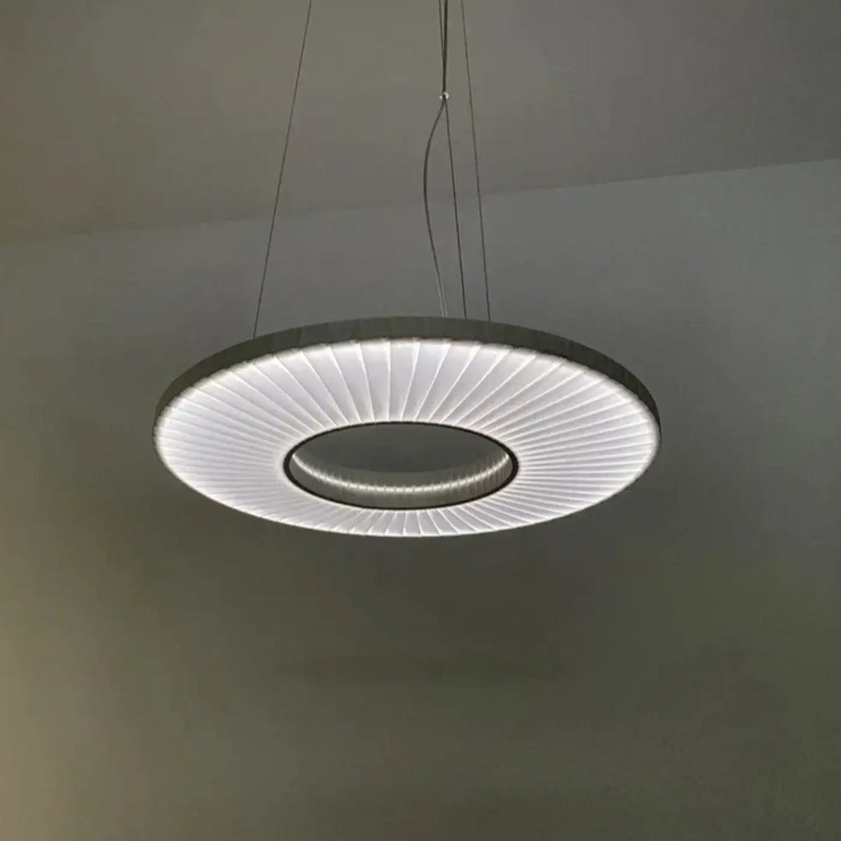 Suspension minimaliste beige sur structure en fer, S, M ou L