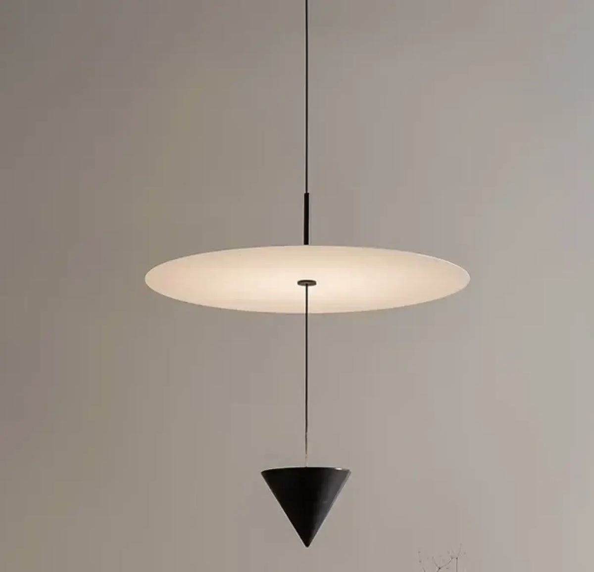 Suspension minimaliste, cône noir et disque flottant