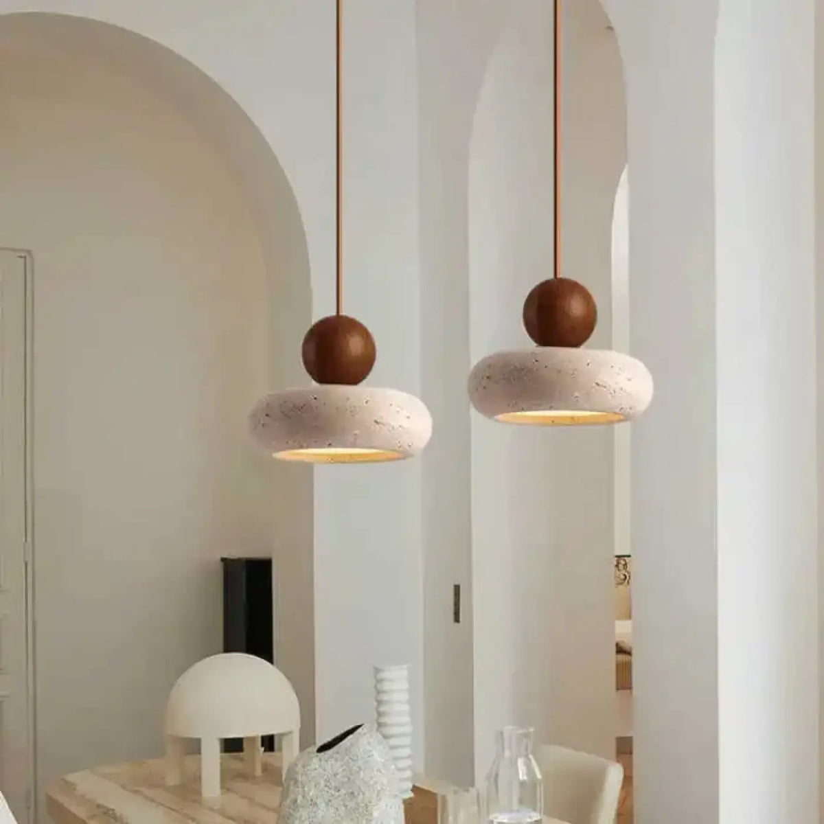 Suspension en forme de donut, béton et bois, beige ou marron